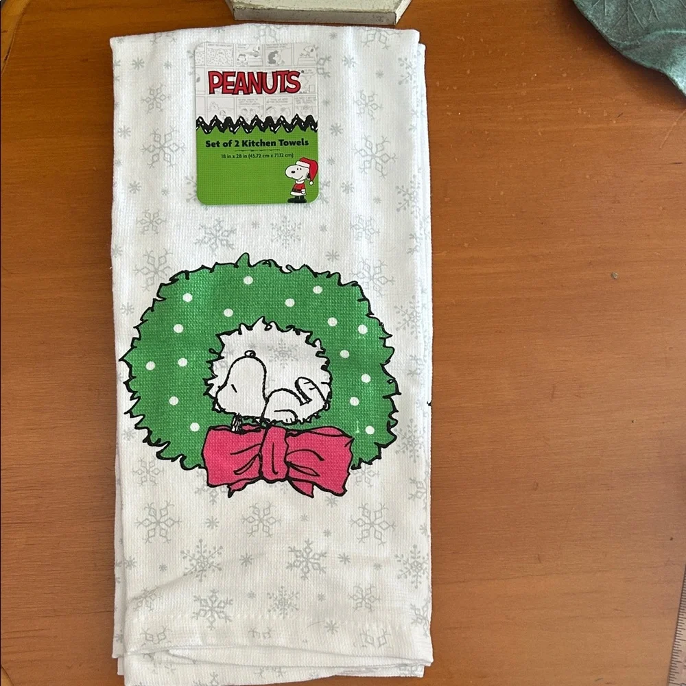 Peanuts Snoopy Towels with Green Wreath and Pink Bow